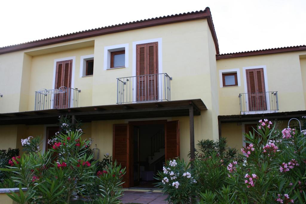 Gemma Delle Mimose Apartamento Badesi Exterior foto
